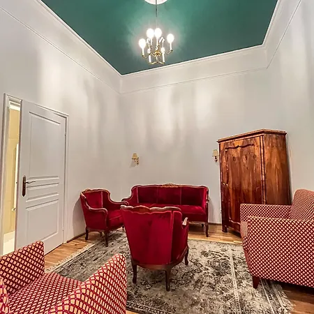 Opera Family Apartment *